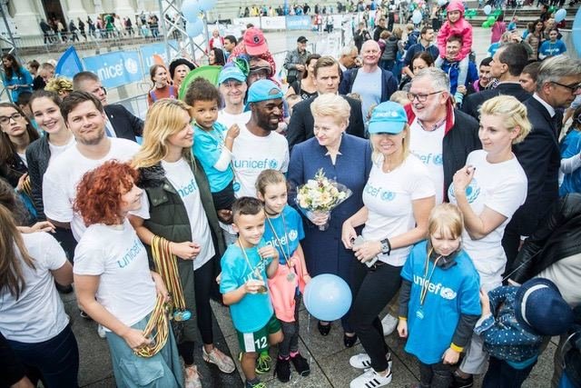 Projekto partnerio nuotr./UNICEF vaikų bėgimo ambasadorių gretose – Airinė Palšytė, Marija Grabštaitė ir Tomas Kaukėnas