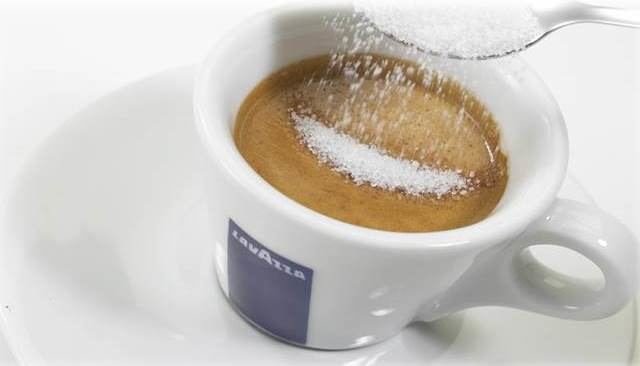 Projekto partnerio nuotr./Tobulas espreso - cukrus lėtai grimzta į puodelio dugną