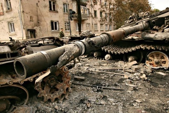 Infochechen.com nuotr./Sudegę rusų tankai Grozne
