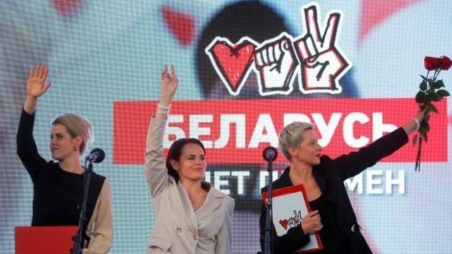 AFP/„Scanpix“ nuotr./Veronika Cepkalo, kandidatė Svetlana Tichanovskaja ir V. Babarykos kampanijos vadovė Marija Kolesnikova