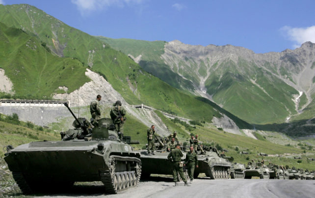 AFP nuotr./Rusijos kariuomenės konvojus kerta Kaukazo kalnus 
