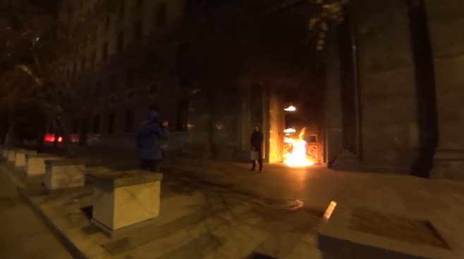 Kadras iš filmuotos medžiagos/Piotras Pavlenskis padegė FST pastato duris