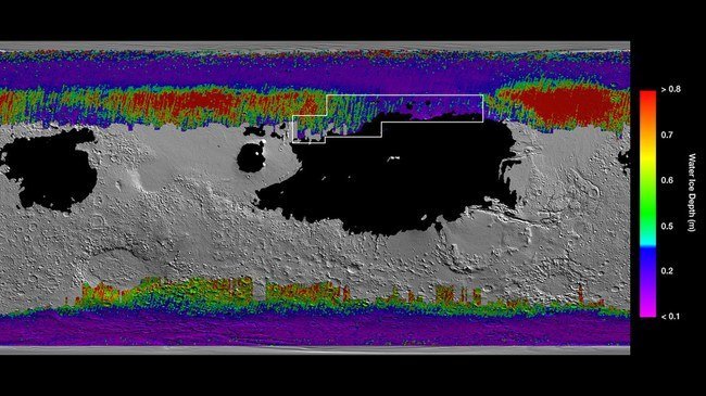 NASA/JPL-Caltech/ASU/Popaviršinio vandens ledo marsalapis, sudarytas remiantis Mars Reconnaisance Orbiter duomenimis. Vidurinėse platumose ir arčiau ašigalių vandens ledo yra mažiau nei metro gylyje po paviršiumi. Baltai apibrėžtas regionas identifikuotas kaip viena geriausių vietų įrengti tyrimų bazę. 