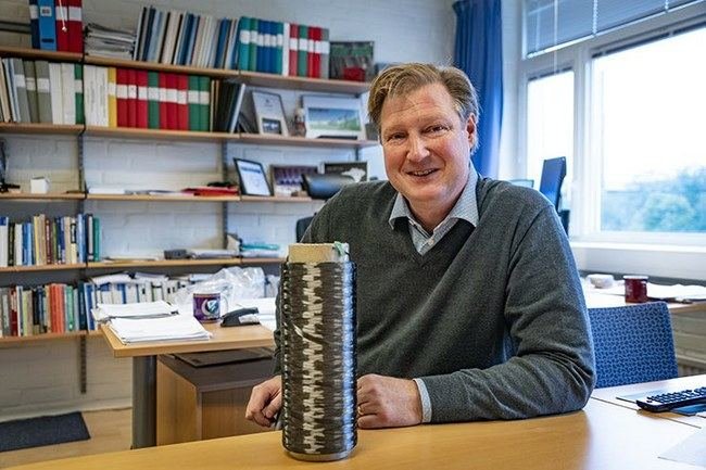 Profesorius Leifas Aspas su rite, kurią juosia naujojo anglies pluošto gijos ©Johan Bodell | Švedijos Chalmerso technologijų universitetas
