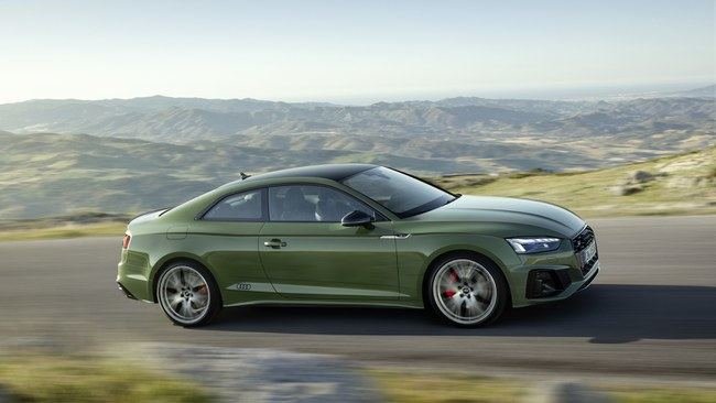 Audi nuotr./„Audi A5“ su juodu stogu – atkreipkite dėmesį, kaip arti yra žalios rėmo detalės