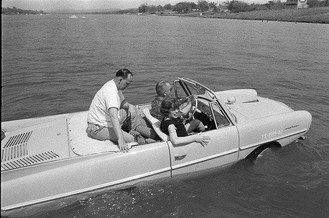 Amphicar, Prezidentas Lyndonas B. Johnsonas vairuojantis savo amfibinį automobilį ©Yoichi Okamoto | commons.wikimedia.org