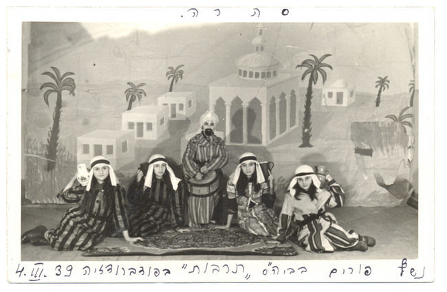 YIVO Institute for Jewish Research archyvo nuotr./Tarbut gimnazijos mokiniai Pabradėje pasiruošę Purim vaidinimui, 1939 m. kovo 3 d.