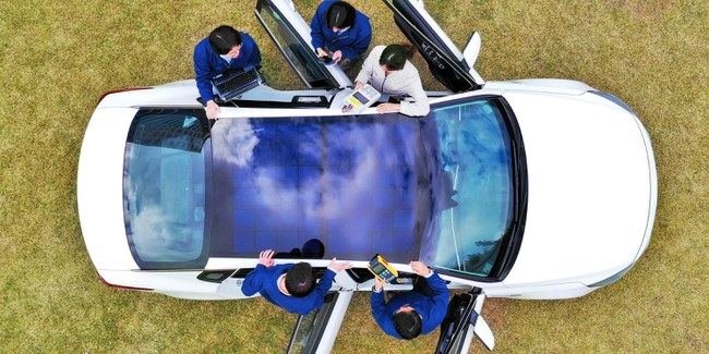 „Hyundai Motor Group“ nuotr./Saulės baterijos ant automobilio stogo