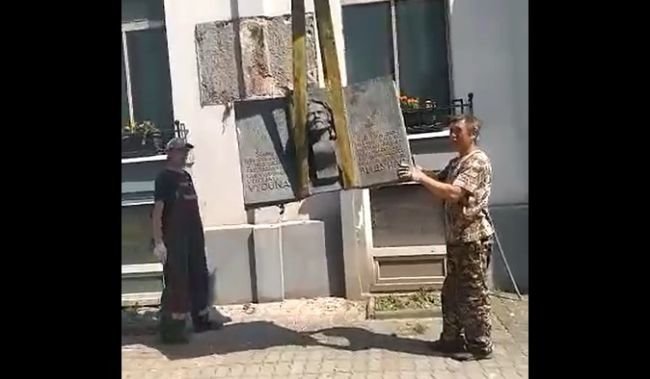 Stop kadras iš video/Demontuojama Vydūnui skirta memorialinė lenta