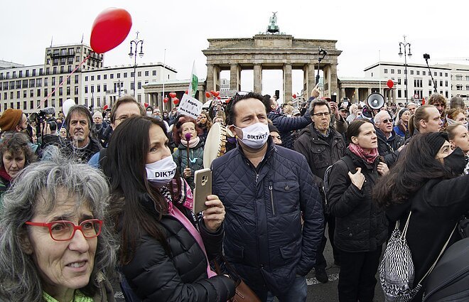 AP nuotr./Protestai prieš koronaviruso suvaržymus Vokietijoje
