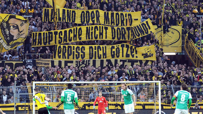 „Borussia“ ultrų plakatas, smerkiantis Mario Goetze