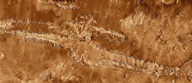 marinerio slėnis, marsas/Šveicarų tyrėjai teigia, kad Marinerio slėnį Marse išvagojo ne skystas vanduo 