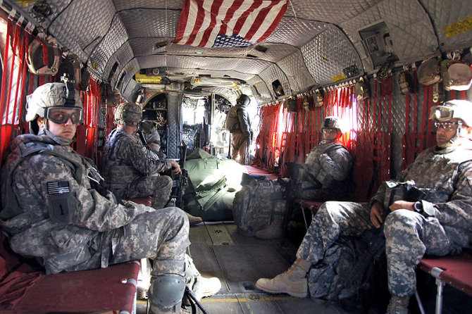 en.wikipedia.org/JAV kariškių nuotr./JAV kariai skrenda sraigtasparniu „CH-47 Chinook“