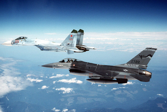 commons.wikimedia.org/JAV KOP srž. Fernando Serna nuotr./Naikintuvas Su-27 (tolumoje) lydimas naikintuvo F-16