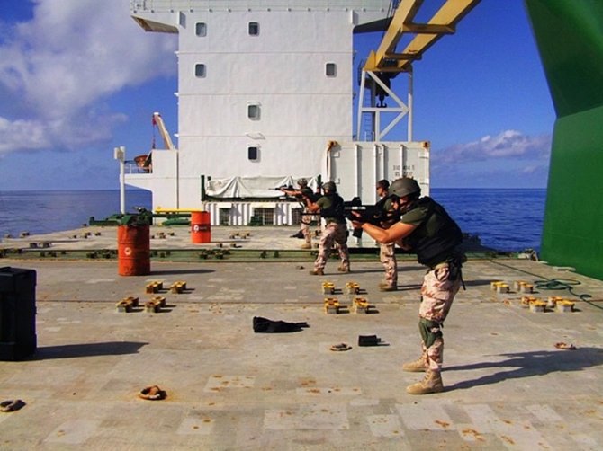 Operacijoje ATALANTA prie Somalio krantų dalyvaujančių Lietuvos karių nuotr./Lietuvos kariai treniruojasi laive