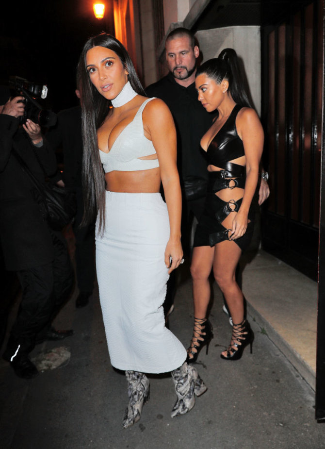 Vida Press nuotr./Kim Kardashian su seserimi Kourtney Kardashian išeina iš restorano, kelios valandos prieš užpuolimą