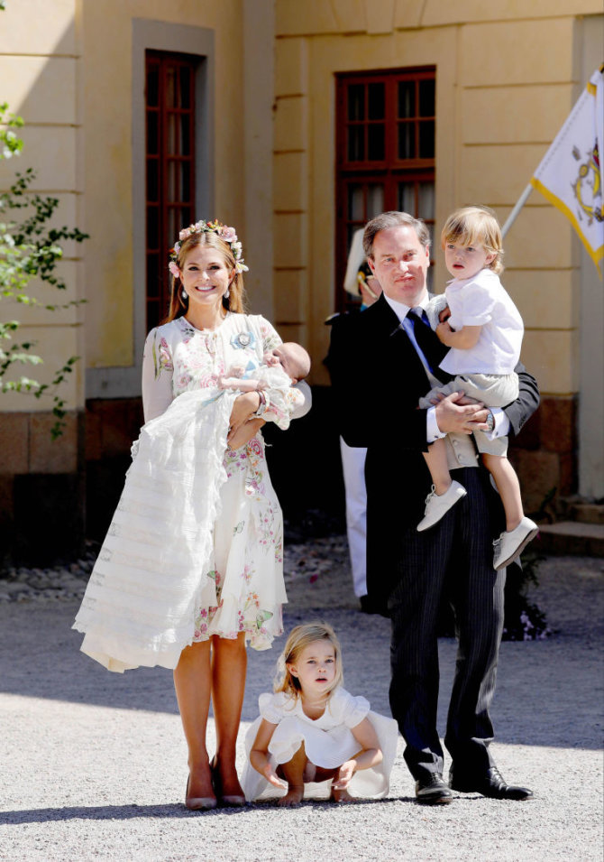 „Scanpix“ nuotr./Princesė Madeleine ir Christopheris O'Neillas su vaikais
