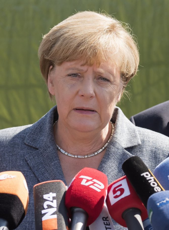 „Scanpix“/AP nuotr./Atvykusi į pabėgėlių stovyklą Merkel buvo sutikta nepasitenkinimo šūksniais