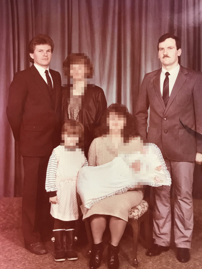 Nuotrauka iš A.Ribnikovo asmeninio archyvo/Jaroslavas Narkevičius (kairėje) ir Aleksandras Ribnikovas per A.Ribnikovo dukters krikštynas. J.Narkevičius yra A.Ribnikovo dukters krikšto tėvas