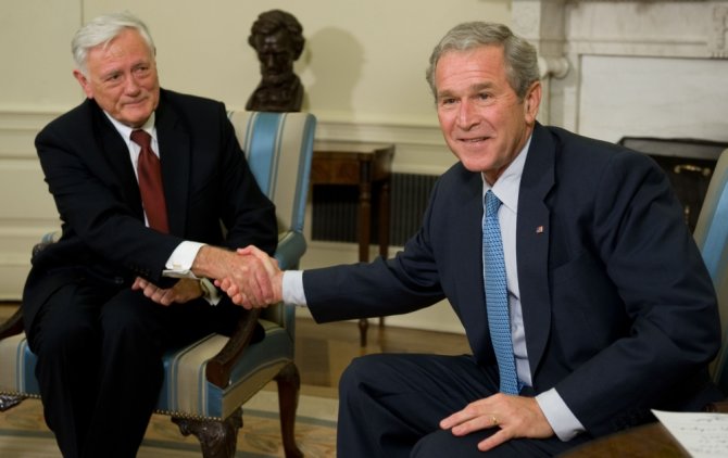 „Scanpix“ nuotr./Lietuvos prezidentas Valdas Adamkus ir JAV vadovas George'as W.Bushas Vilniuje 2002-aisiais