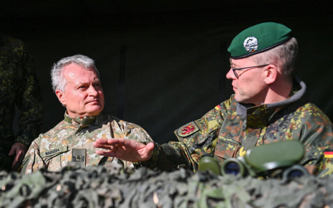 Prezidento kanceliarijos nuotr./Prezidentas Gitanas Nausėda lanko Lietuvoje dislokuotus Vokietijos kariuomenės brigados štabo ir bataliono karius
