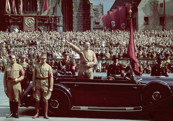 Gatsbyonline.com nuotr./Adolfas Hitleris vežamas „Mercedes-Benz“ kabrioletu