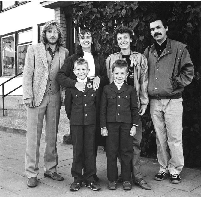 Mildos Juknevičiūtės nuotr./Algirdas Latėnas, Elvyra Piškinaitė, Dalia Brenciūtė, Kostas Smoriginas, Balys Latėnas ir Kostas Smoriginas jaunesnysis. 1987 m.