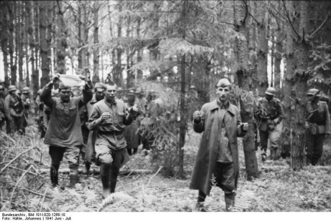 Vokietijos bundesarchyvo/Johanneso Hählės nuotr./Į nelaisvę pasiduodantys sovietų kariai. 1941 m. birželis–liepa