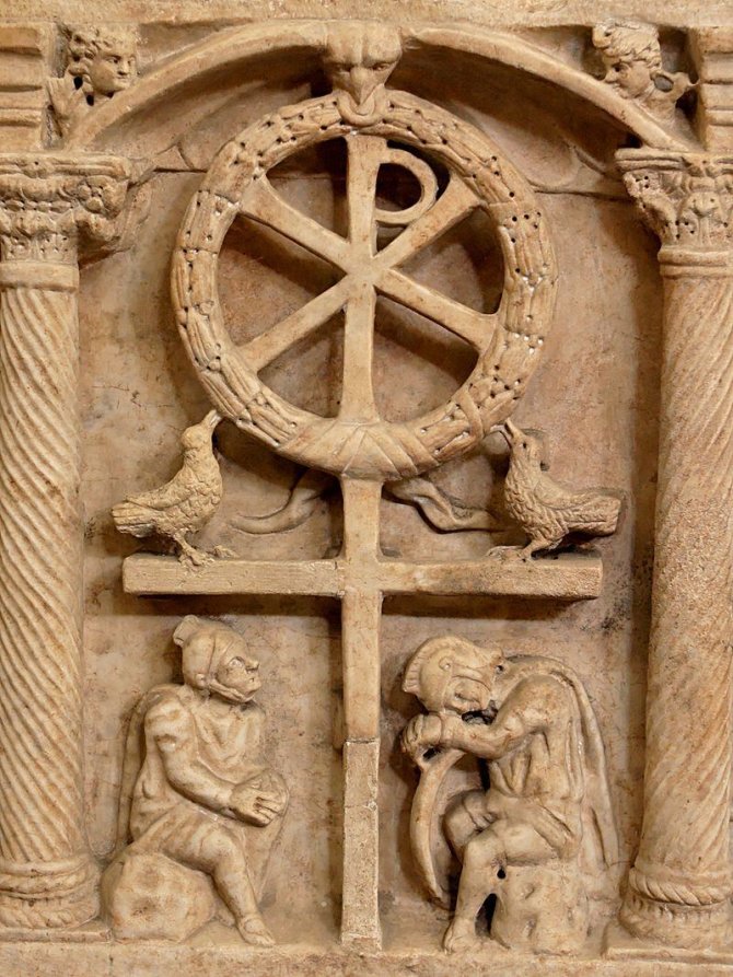 en.wikipedia.org nuotr./Kristaus simbolis virš romėnų karių, maždaug 350 m. po Kr. sukurtas kūrinys
