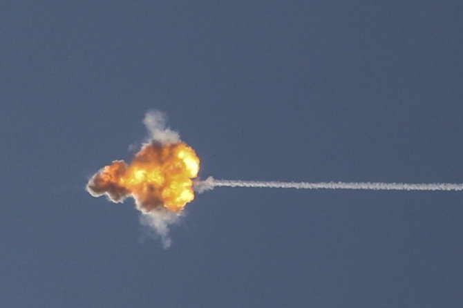 „Reuters“/„Scanpix“ nuotr./Izraelio „Geležinio kupolo“ raketa numuša iš Gazos Ruožo paleistą teroristų raketą.