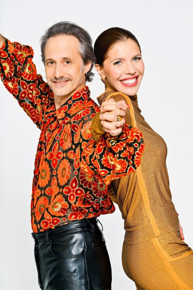 Eurovision.com nuotr./„Eurovizijos“ vedėjai Victoria Swarovski ir Michaelas Ostrowski