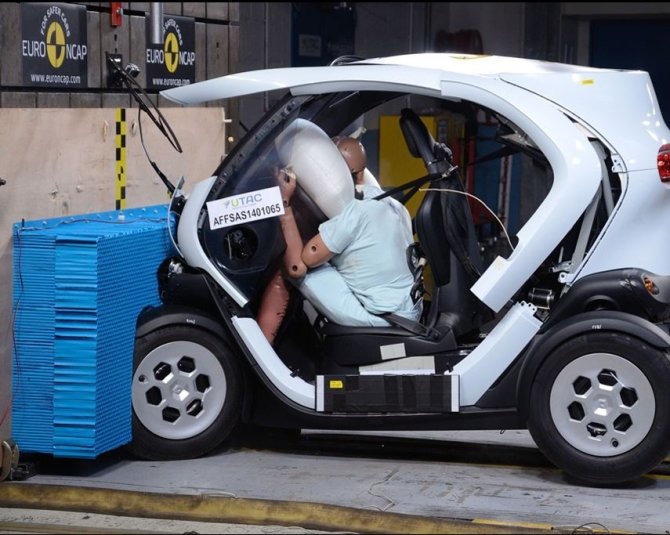 „Euro NCAP“ nuotr./„Renault Twizy“ „Euro NCAP“ bandymų metu