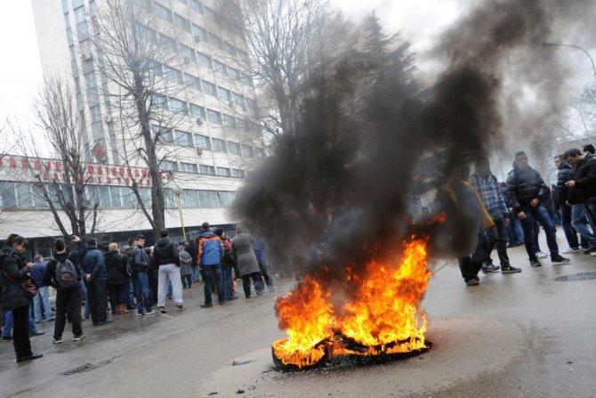 AFP/„Scanpix“ nuotr./Protestas prie Tuzlos miesto savivaldybės Bosnijoje