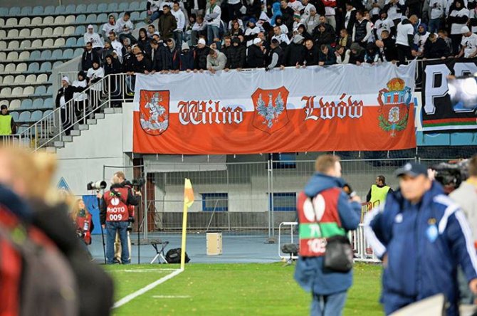 Varšuvos „Legia“/“Facebook“ nuotr./Lenkų futbolo sirgalių iškeltas plakatas Kijevo stadione