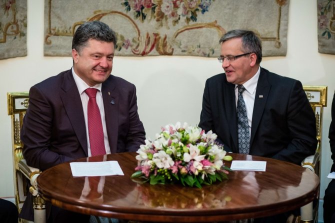 AFP/„Scanpix“ nuotr./Ukrainos išrinktasis prezidentas Petro Porošenka ir Lenkijos prezidentas Bronislawas Komorowskis
