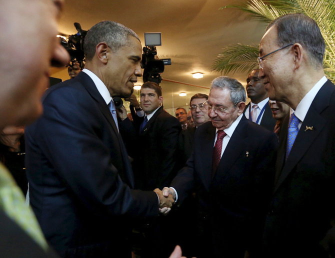 „Reuters“/„Scanpix“ nuotr./Barackas Obama ir Raulis Catro paspaudė vienas kitam ranką.