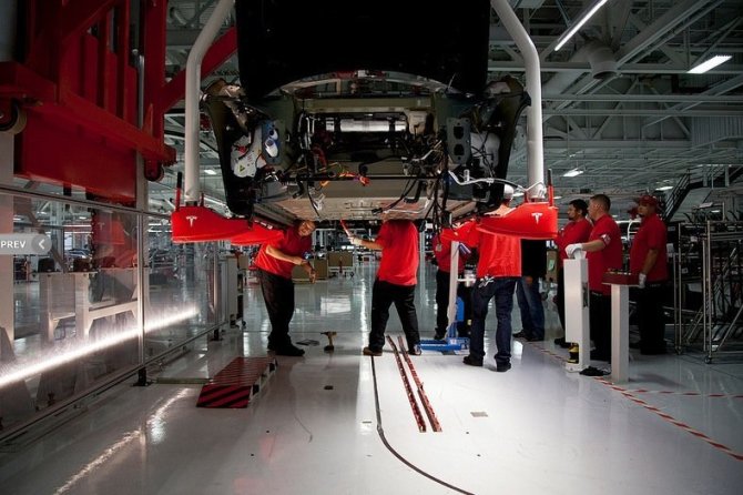 Tesla Motors nuotr./Pažvelkite į Elono Musko „Gigafabriką“