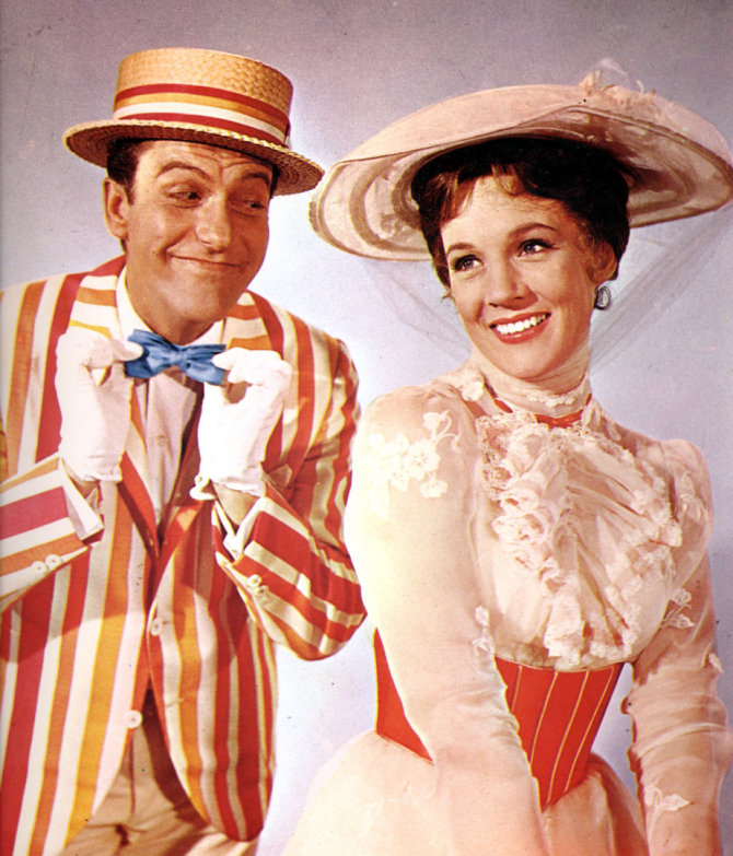 „Scanpix“ nuotr./Dickas Van Dyke'as ir Julie Andrews „Disney“ filme „Merė Popins“
