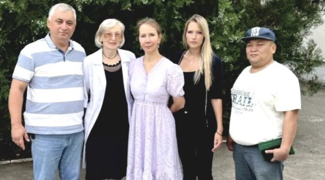 BBC nuotr./„Moteris alyviniais drabužiais“ (centre), vėliau identifikuota kaip Inna Varlamova