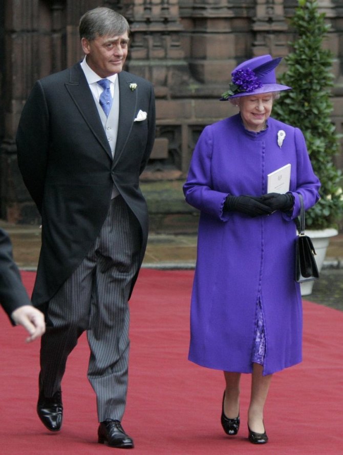 „Scanpix“/„PA Wire“/„Press Association Images“ nuotr./Vestminsterio hercogas Geraldas Cavendishas Grosvenoras ir karalienė Elizabeth II (2004 m.)