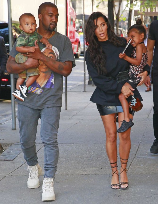Vida Press nuotr./Kanye Westas ir Kim Kardashian su vaikais Saintu ir North