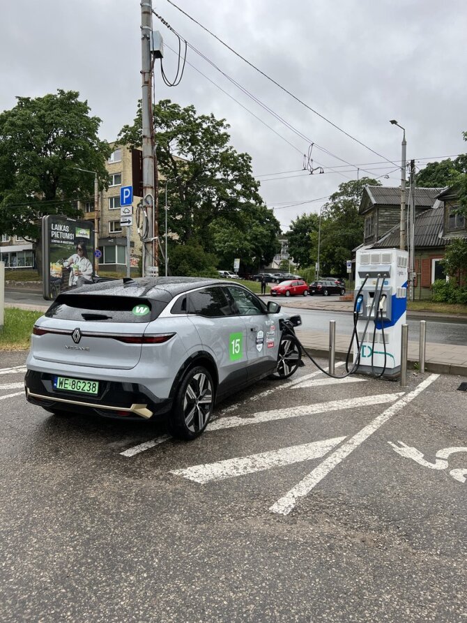 15min nuotr./Elektromobilių lenktynių startas, Megane Gazas E-Tech komanda