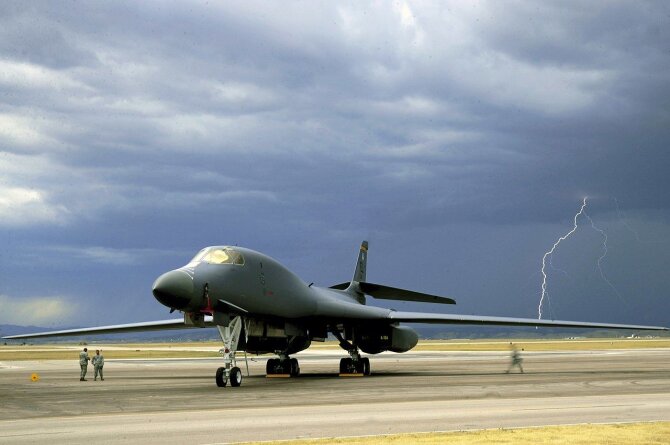 wikimedia.org/B-1B jau laukia išėjimo į atsargą