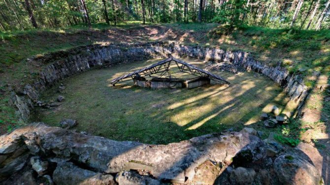 Wikimedia Commons nuotr./Duobė, kurioje deginti Panerių žudynių aukų palaikai 1944 m.