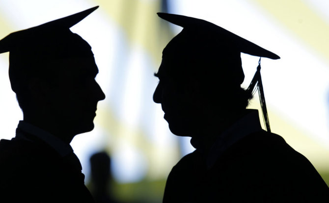 „Reuters“/„Scanpix“ nuotr./Aukštosios mokyklos absolventai 