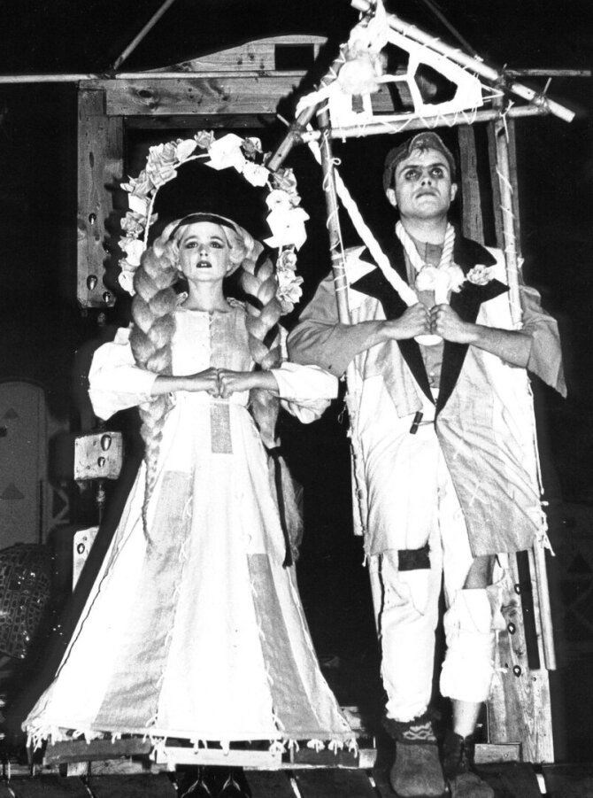 Gintaro Zinkevičaus nuotr./Jolanta Dapkūnaitė – Gabija, Valdas Pranulis – Titas. Felikso Bajoro opera pagal Rimanto Šavelio romaną ir libretą „Dievo avinėlis“, rež. Jonas Vaitkus, Lietuvos valstybinis akademinis (dabar – nacionalinis) dramos teatras, 1991.
