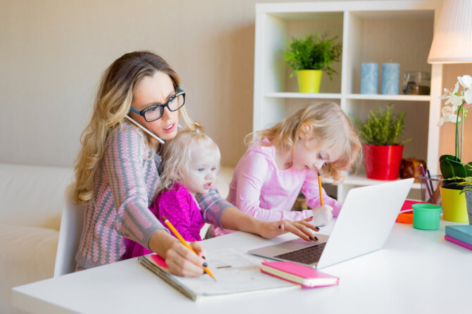 Shutterstock nuotr./Iš namų dirbanti mama
