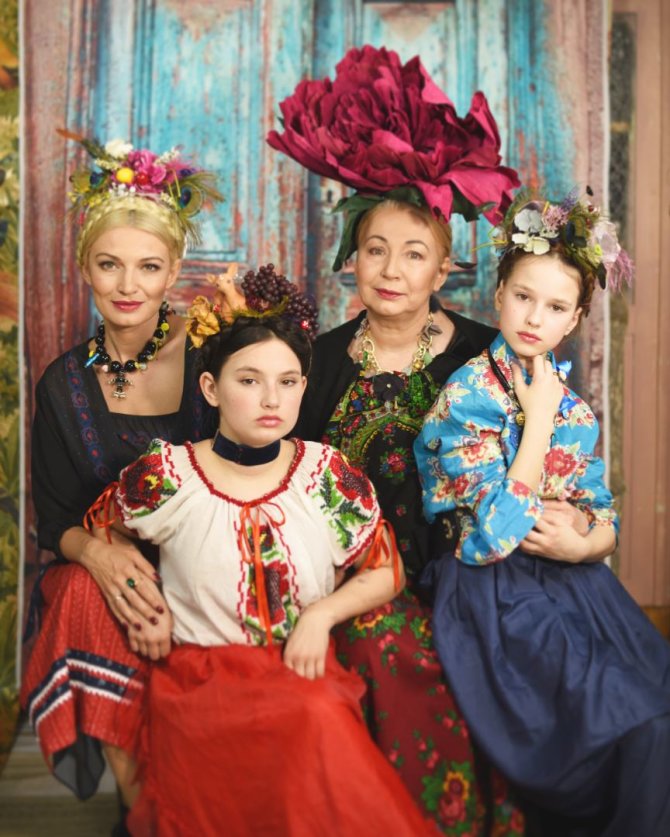 Jūratė JurArt‘s nuotr./Viktorija Jakučinskaitė su dukromis Veronika, Ieva Maja ir mama Janina