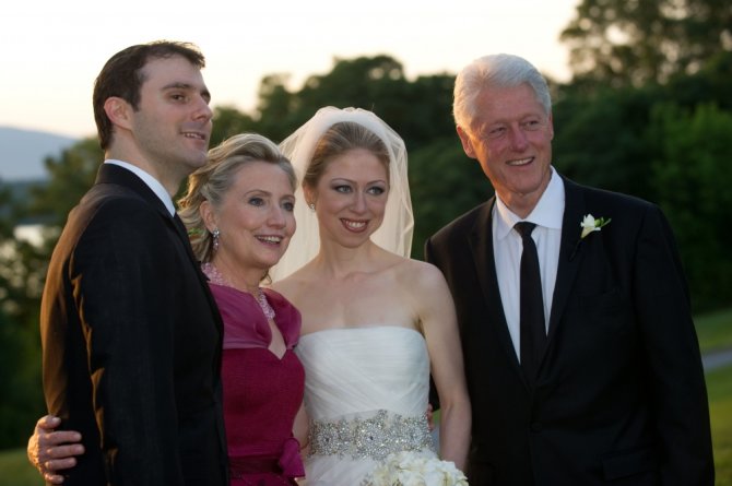 AFP/„Scanpix“ nuotr./Chelsea Clinton su vyru Marcu Mezvinsky ir tėvais Billu bei Hillary Clintonais