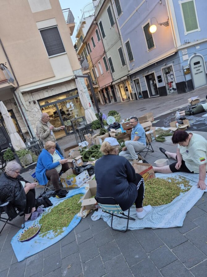 Asmeninė nuotr./Mitkaičių kaimo bendruomenės nariai floristinių kilimų festivalyje Italijoje